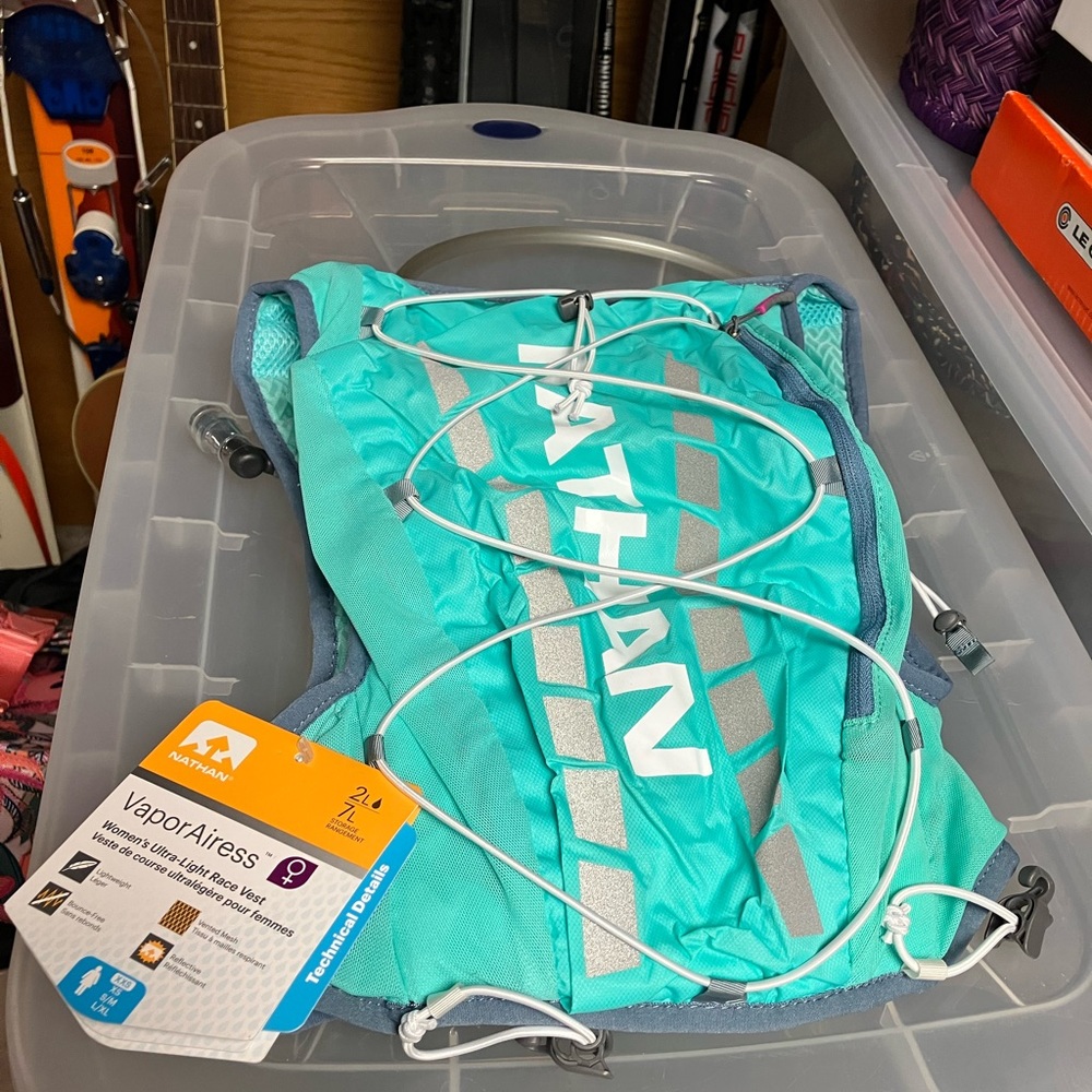 Nathan VaporAiress Hydration Backpack XXS Cocatoo NWT